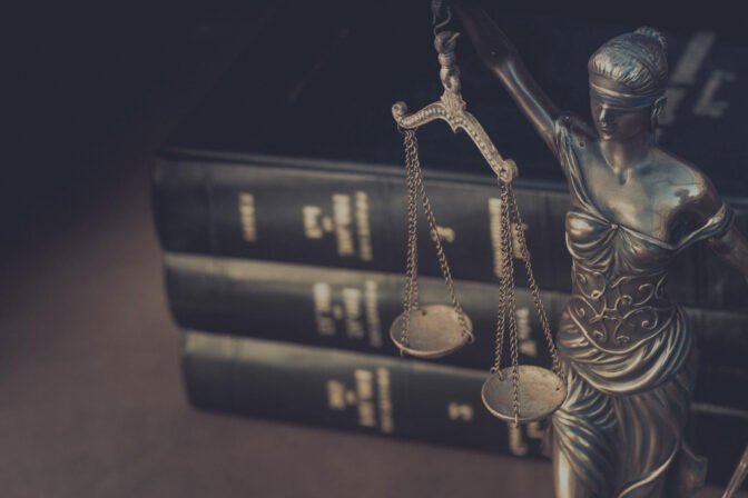 أهمية الاستشارات القانونية في حماية الأعمال والحقوق